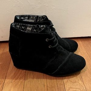 Tom’s Suede Wedge Desert Bootie in Black